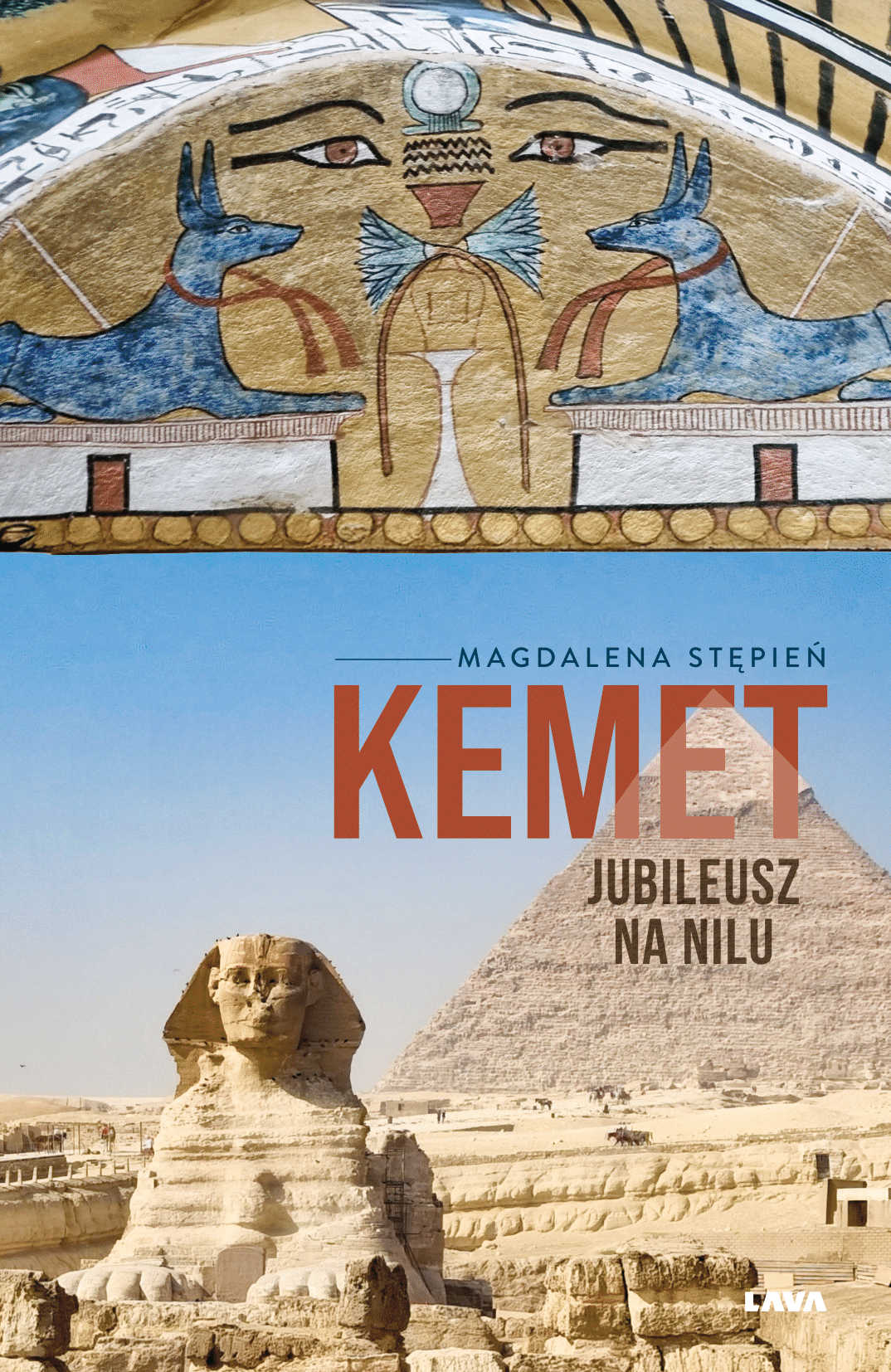 Okładka książki "Kemet. Jubileusz na Nilu" autorstwa Magdaleny Stępień. Tytuł i nazwisko autorki widoczne na środku okładki z prawej strony. W górnej sekcji zdjęcie starożytnych malunków. W dolnej sekcji zdjęcie Sfinksa na pierwszym planie, a w tle piramida i bezchmurne niebo.